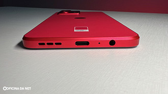 Parte de baixo com entrada P3, usb-c e alto falantes