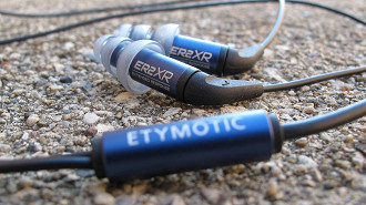 Etymotic ER2XR - Lista dos melhores fones de ouvido in-ear para orelhas pequenas. Fonte: HiFiPlus (Foto por Chris Martins)