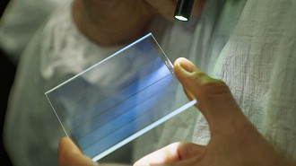 Placas de vidro são utilizadas pela Microsoft para o armazenamento de terabytes de dados com alta durabilidade. Fonte: Microsoft