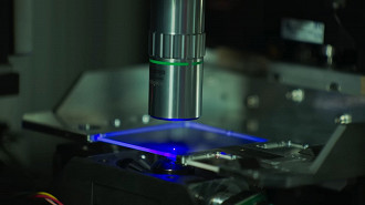 Leitura de dados em uma placa de vídeo utilizando um microscópio que trabalha em conjunto com um computador. Fonte: Microsoft