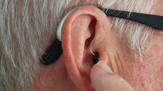 Aparelhos auditivos Bluetooth poderão se conectar à computadores com Windows 11 em breve. Fonte: Unsplash (Foto por Mark Paton)