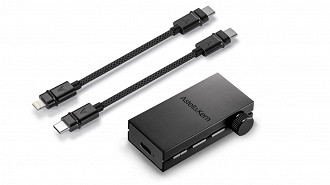 O DAC/amp Astell & Kern HB1 vem com dois cabos adaptadores para uma ampla compatibilidade com os mais variados dispositivos. Fonte: Astell & Kern