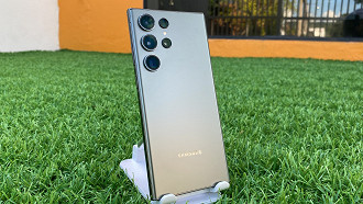 Samsung Galaxy S23 Ultra 5G possui acabamento em vidro digno de um smartphone topo de linha