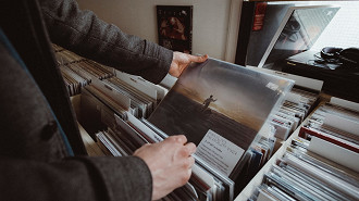 A experiência de escutar música no Vinil traz uma interação mais profunda durante a audição das músicas. Fonte: unsplash (Foto por Mitchel Lensink)