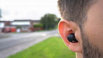Fone de ouvido in-ear Bluetooth TWS Sony WF-1000XM5. Fonte: YouTube (Canal InsideTech)