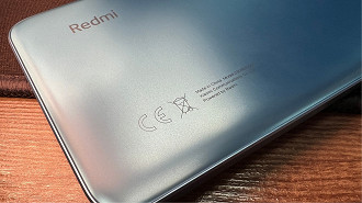 Ícone da lata de lixo na traseira de um celular Redmi (Foto: Oficina da Net)