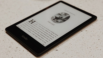 Promoção dos e-readers Kindle da Amazon na Black Friday. Fonte: unsplash (foto por Madalyn Cox)