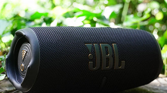 JBL Charge 5 Wi-Fi - Lista das melhores caixas de som Bluetooth da JBL para comprar na Black Friday. Fonte: trustedreviews