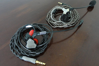 Fones de ouvido in-ear com cabo que conte com um microfone que vai até a boca. Fonte: Vitor Valeri