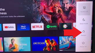 Reiniciando a smart TV Android para resolver problemas de aplicativos.