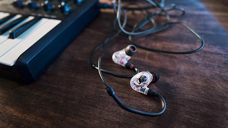 Linha de fones de ouvido in-ear da Sennheiser voltada para monitoração. Fonte: Sennheiser