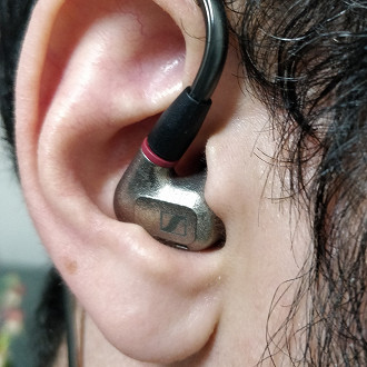 Qualidade do encaixe e conforto dos fones de ouvido in-ear da Sennheiser. Fonte: Vitor Valeri