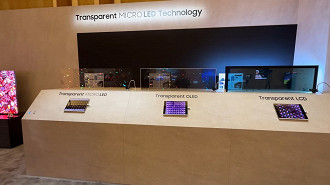 Stand da Samsung demonstrando as diferenças entre os displays transparentes micro LED, OLED e LCD. Fonte: HDTVTest