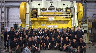 Foto de despedida da prensa Komatsu na fábrica de São Bernardo no Brasil. Fonte: Toyota