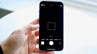 Câmera do iPhone 15 abre com tela preta.