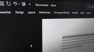 Seta virada ao contrário no Word ao movê-la para o lado esquerdo da página do documento. Fonte: Vitor Valeri