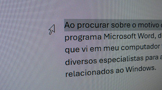 A seta inverte de posição ao movê-la para o lado esquerdo da página do Word para facilitar a utilização do recurso de seleção de linhas e parágrafos. Fonte: Vitor Valeri