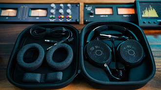Fone de ouvido Sennheiser HD 490 PRO Plus com seus acessórios extras em sua case. Fonte: Sennheiser