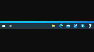 Barra de tarefas com os ícones centralizados no Windows 11.