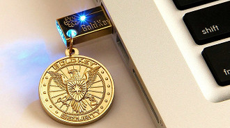 Token de segurança (Chave de segurança física) GoldKey security token. Fonte: Wikipedia (Foto por Firewriter)
