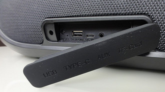 Proteção das conexões feita por uma placa de borracha na traseira da caixa de som Bluetooth Tronsmart Bang. Fonte: Vitor Valeri