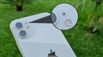 Nos iPhones, esse microfone fica localizado na traseira perto do módulo de câmeras