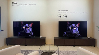 Stand da Samsung comparando sua TV OLED 2024 com painel reflexo (direita) com uma TV OLED convencional (esquerda). Fonte: FlatPanelsHD