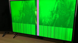 TVs da Philips apresentaram tela verde ao reproduzir alguns conteúdos do aplicativo Max. Fonte: YouTube (canal VRL Tecnologia)