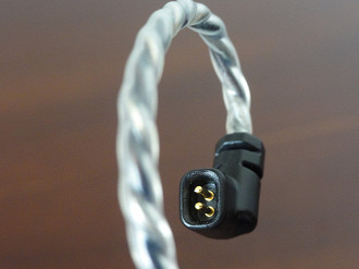 Conector 2-pin utilizado no cabo do fone de ouvido Unique Melody Mini Mest. Fonte: Vitor Valeri