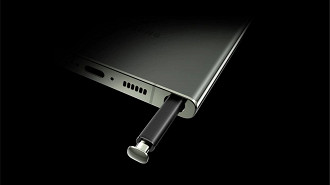 Galaxy S24 Ultra tem como diferencial a S Pen que tem um compartimento no próprio corpo do aparelho. Imagem: Samsung/Reprodução