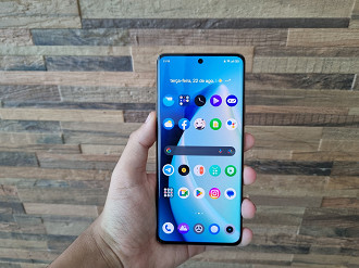 O Realme 12 Pro+ conta com uma tela de aspecto curvado que passa uma sensação mais premium ao olhar