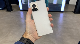 Com uma traseira em vidro, o Moto Edge 30 Ultra traz um acabamento premium digno de um flagship legítimo