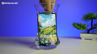 O Galaxy A55 tem proteção contra água, eu testei para você não precisar fazer em casa