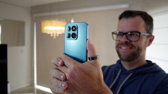 O acabamento do Honor X8b é simples, porém seu visual chama bastante atenção por sua semelhança com a Apple