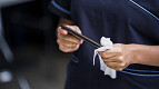 Saiba porque você deve limpar a tela do seu celular, aprenda a fazer corretamente Saiba porque você deve limpar a tela do seu celular, aprenda a fazer corretamente