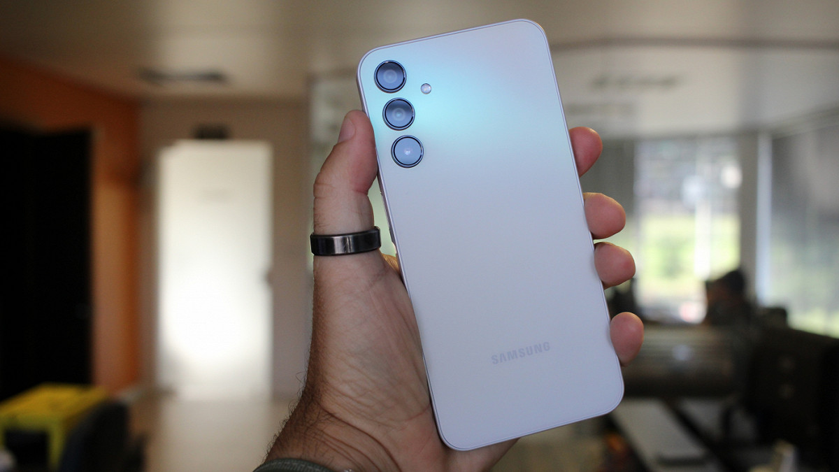 Galaxy A24 recebendo o patch de fevereiro. Imagem: Oficina da Net