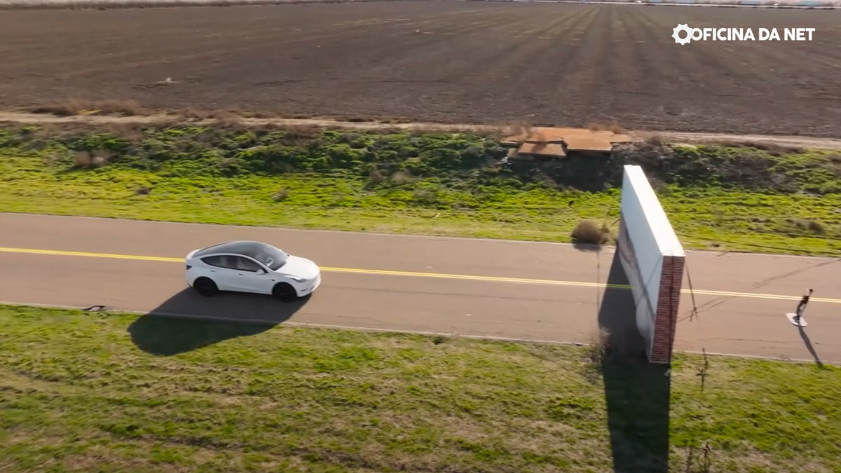 Tesla freia contra muro?