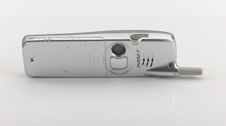 Esse é o J-SH04, o primeiro celular com câmera, apresentando em maio de 2000. Imagem: Reprodução Esse é o J-SH04, o primeiro celular com câmera, apresentando em maio de 2000. Imagem: Reprodução