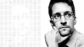 À esquerda da imagem está o NFT de Edward Snowden. Na direita está o Edward Snowden. Imagem: Reprodução À esquerda da imagem está o NFT de Edward Snowden. Na direita está o Edward Snowden. Imagem: Reprodução