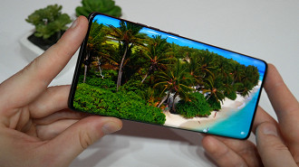 O Moto Edge 60 Pro tem uma tela com maior resolução e brilho superior, o que facilita ao visualizar o conteúdo sobre luz solar intensa. O Moto Edge 60 Pro tem uma tela com maior resolução e brilho superior, o que facilita ao visualizar o conteúdo sobre luz solar intensa.