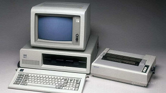 IBM PC foi anunciado pela empresa em 21 de maio, mas só chegou ao mercado IBM PC foi anunciado pela empresa em 21 de maio, mas só chegou ao mercado