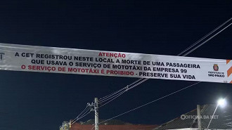 Prefeitura colocou uma faixa no local onde passageira da 99 Moto morreu. Foto: Reprodução/TV Globo