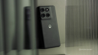 Edge 2025 tem botão exclusivo para IA e tela Super HD. Imagem: Motorola/Reprodução Edge 2025 tem botão exclusivo para IA e tela Super HD. Imagem: Motorola/Reprodução