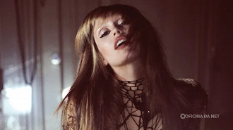 MILEY CYRUS - SOMETHING BEAUTIFUL