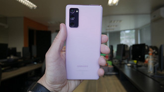 O querido Galaxy S20 FE na lista lista de celulares Samsung com atualizações trimestrais. Imagem: Oficina da Net