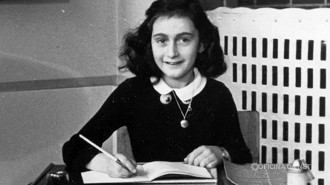 No dia do seu aniversário, Anne Frank recebe seu diário. Imagem: Reprodução No dia do seu aniversário, Anne Frank recebe seu diário. Imagem: Reprodução