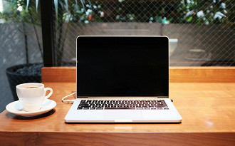 Prefira usar o notebook em superfícies planas (Imagem: Alex Knight/Unsplash) Prefira usar o notebook em superfícies planas (Imagem: Alex Knight/Unsplash)