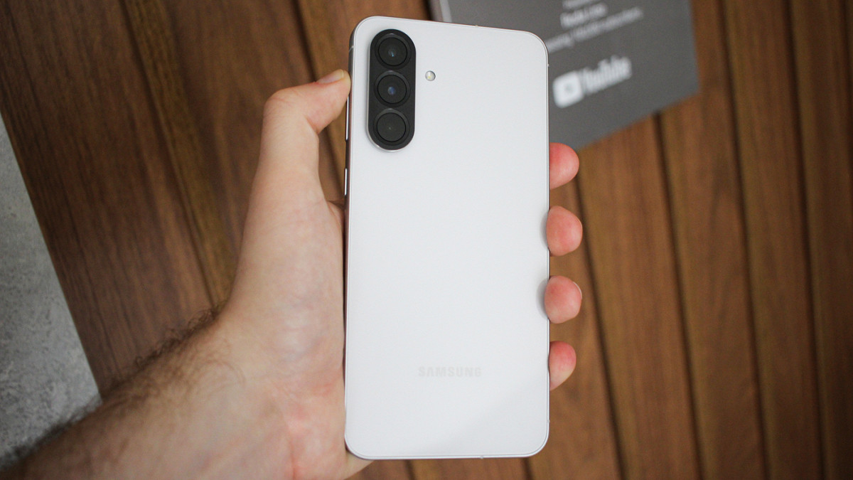 Galaxy A56 deve receber o Android 16 com One UI 8 ainda este ano Fonte: Oficina da Net; Fotógrafo: Luís Jähn