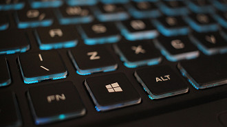 Windows 11 25H2 vai ter recurso que econimiza bateria. Imagem: Oficina da Net