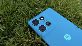 O Moto G75 tem quatro oríficios, mas um deles é só um espaço vazio. Imagem: Oficina da Net